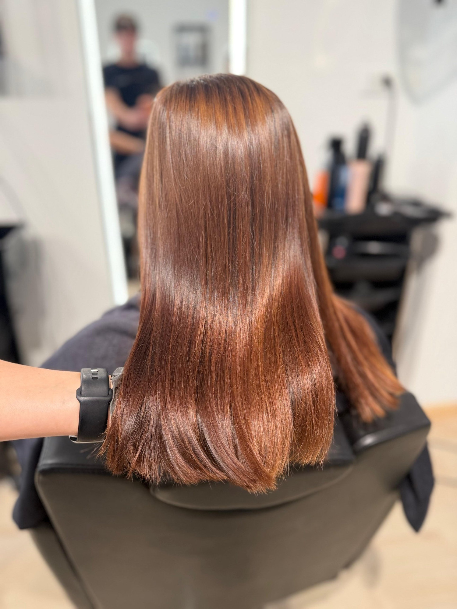 Capelli lisci color rame, lucidi