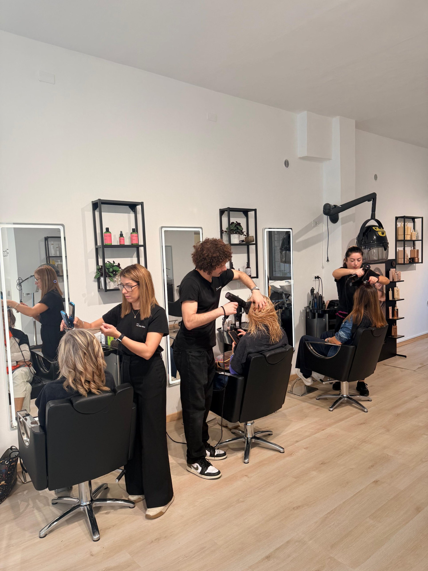 Il team al lavoro in salone